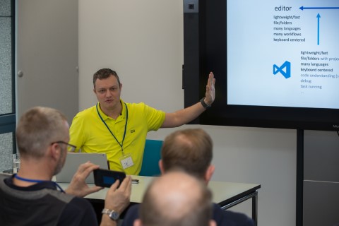 Kris van der Mast presenting about Visual Studio Code